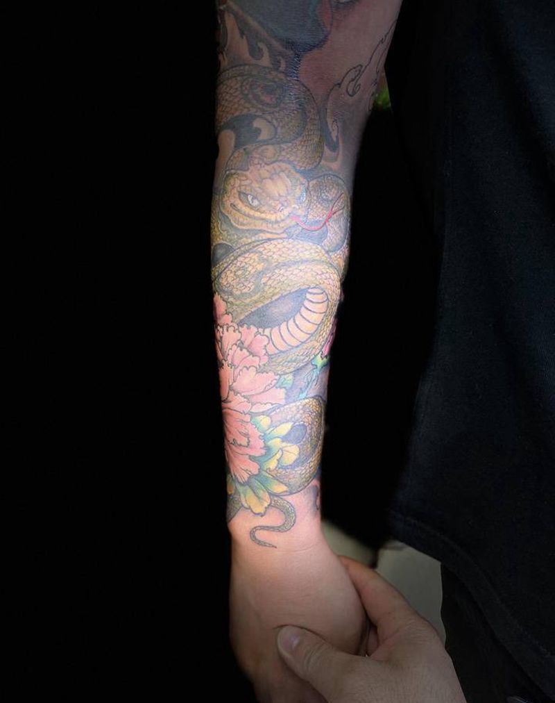 蛇缠牡丹纹身图片_手臂新传统纹身图案