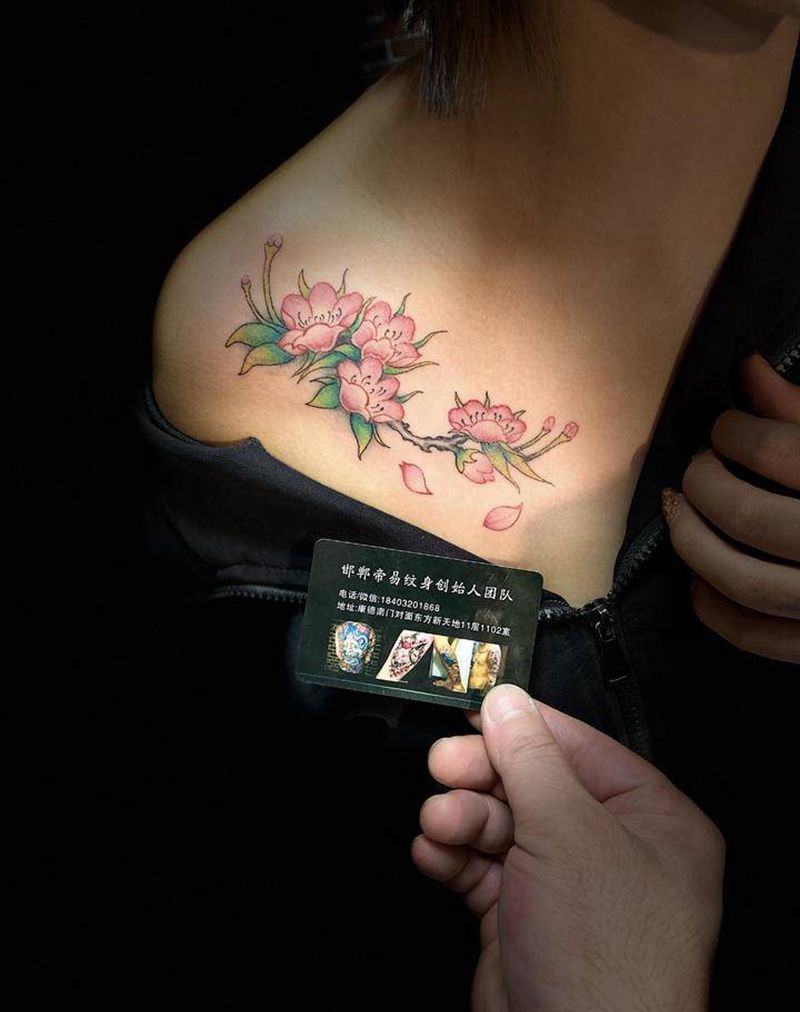 桃花朵朵纹身图片_胸部新传统纹身图案