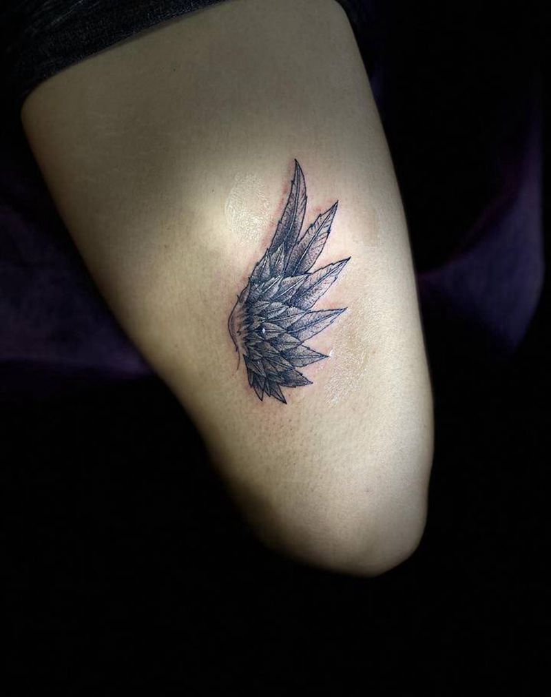 翅膀纹身图片_腿部点刺纹身图案