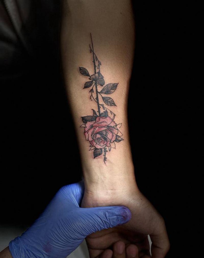 玫瑰纹身图片_手臂欧美写实点刺纹身图案