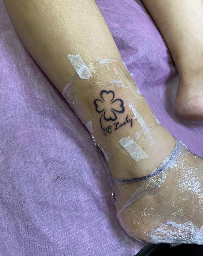 小幸运纹身图片_脚部花体字纹身图案