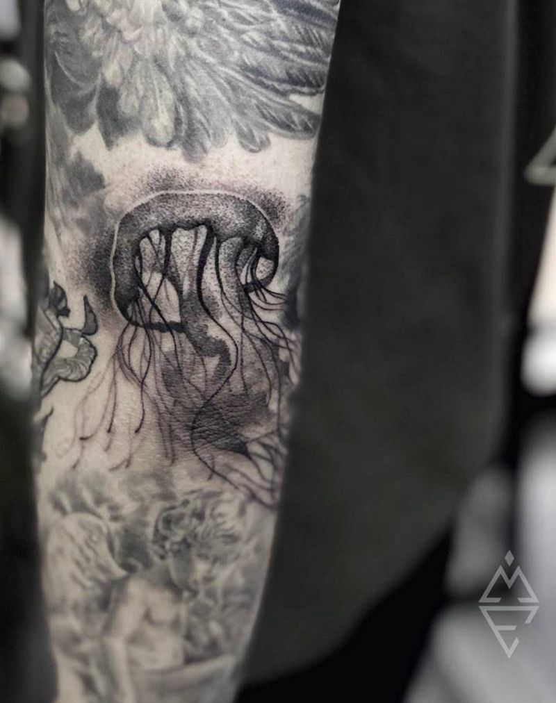 一只水母纹身图片_手臂点刺纹身图案