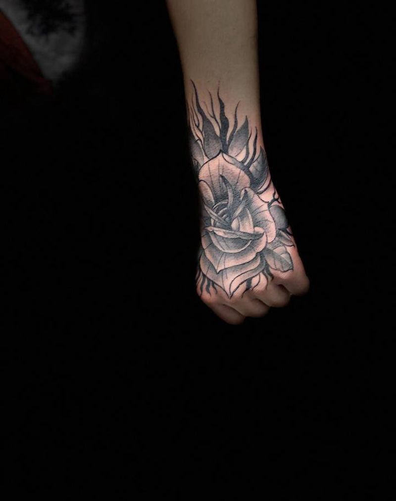 花手纹身图片_手部Old School水墨纹身图案