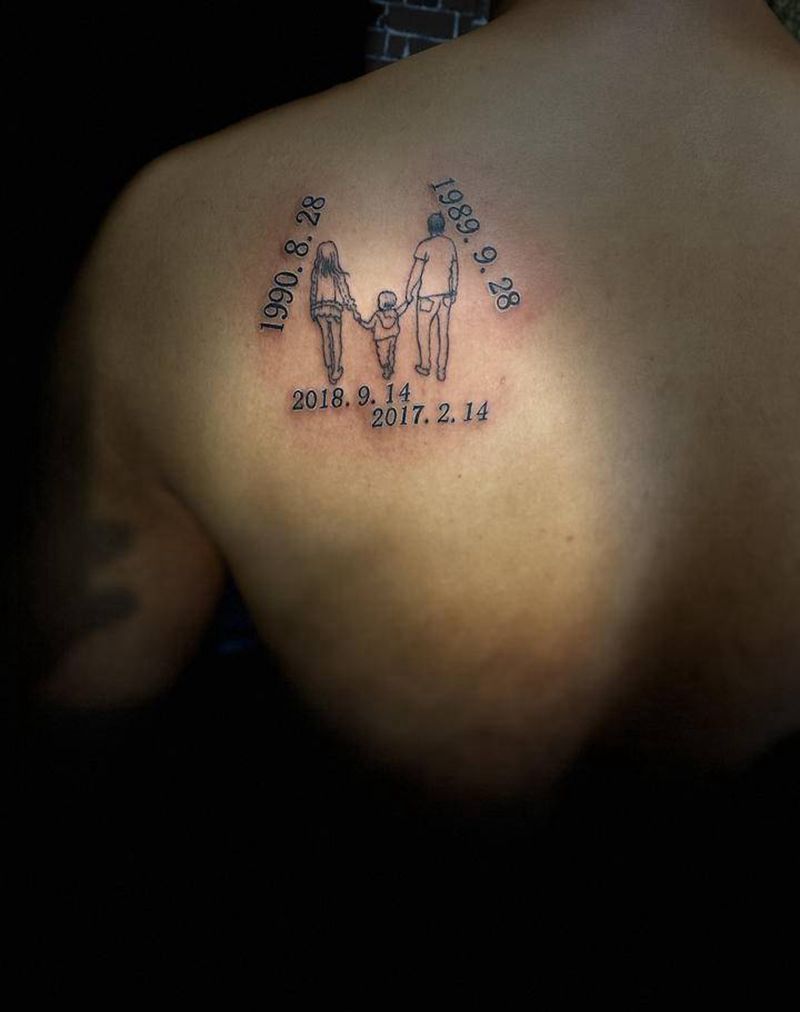 一家三口思密达纹身图片_肩部点刺纹身图案