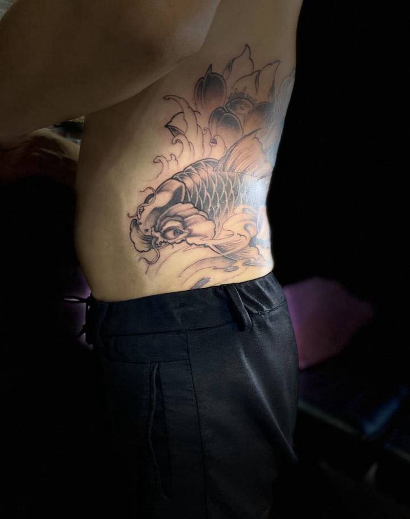 鲤鱼纹身图片_腰部新传统纹身图案
