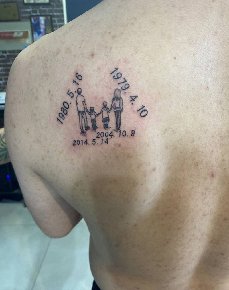 一家人纹身图片_肩部花体字纹身图案