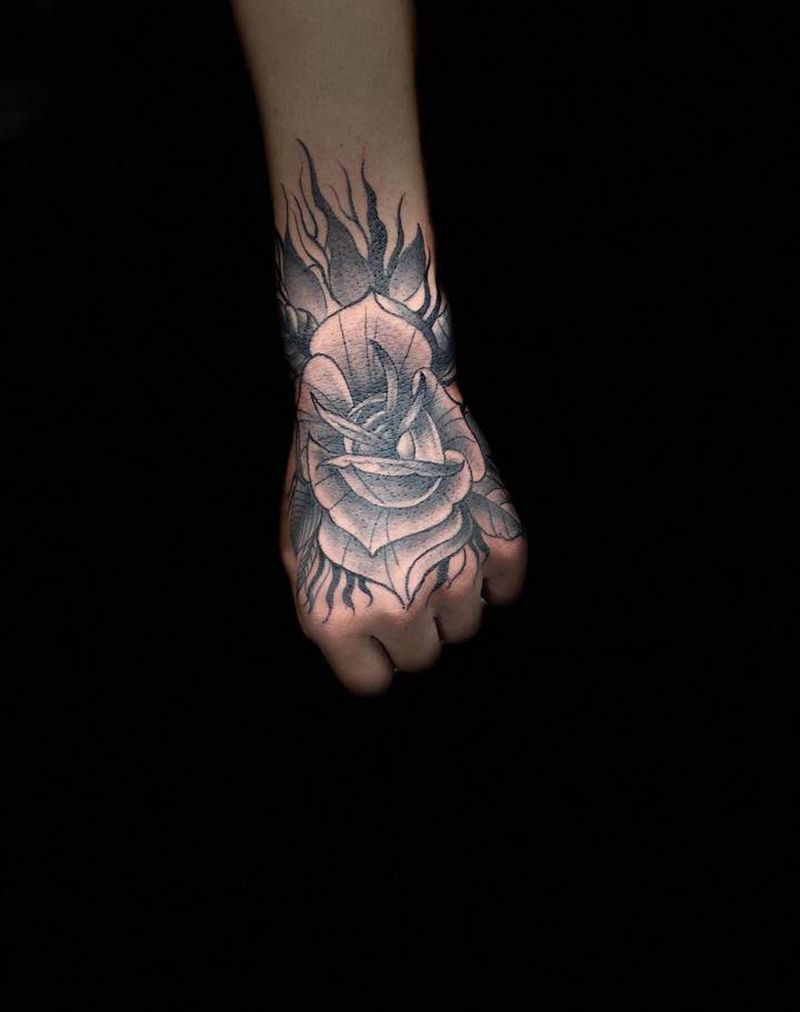 玫瑰花手纹身图片_手部欧美写实纹身图案