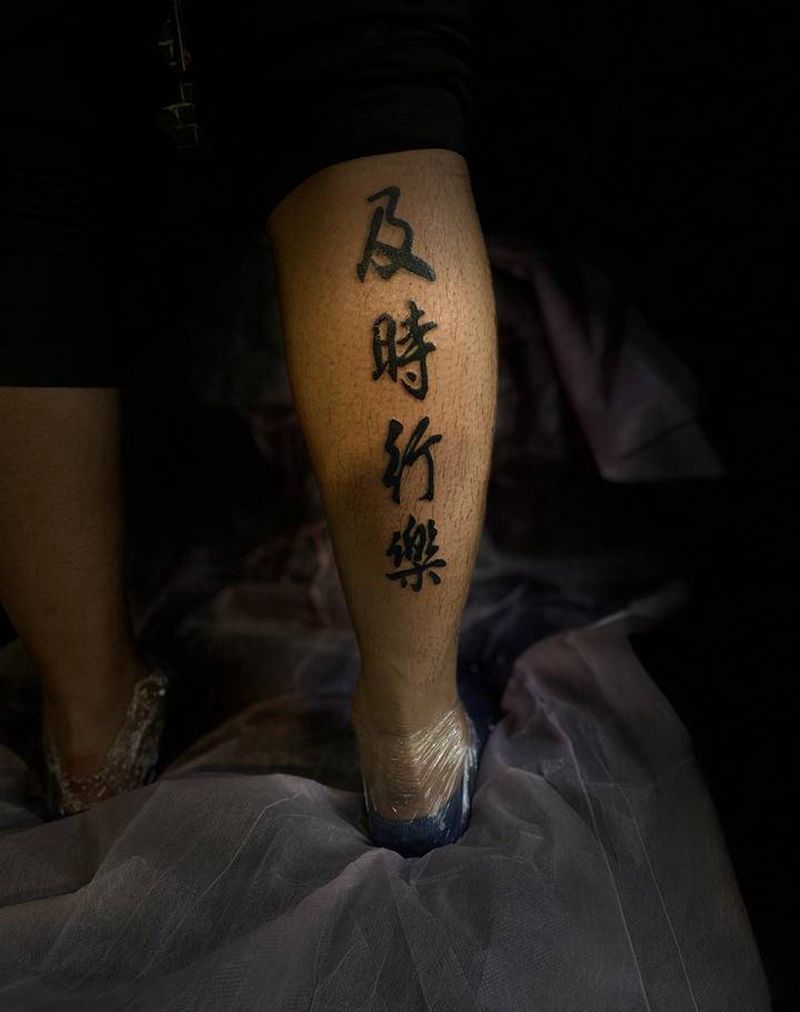 字纹身图片_腿部花体字纹身图案