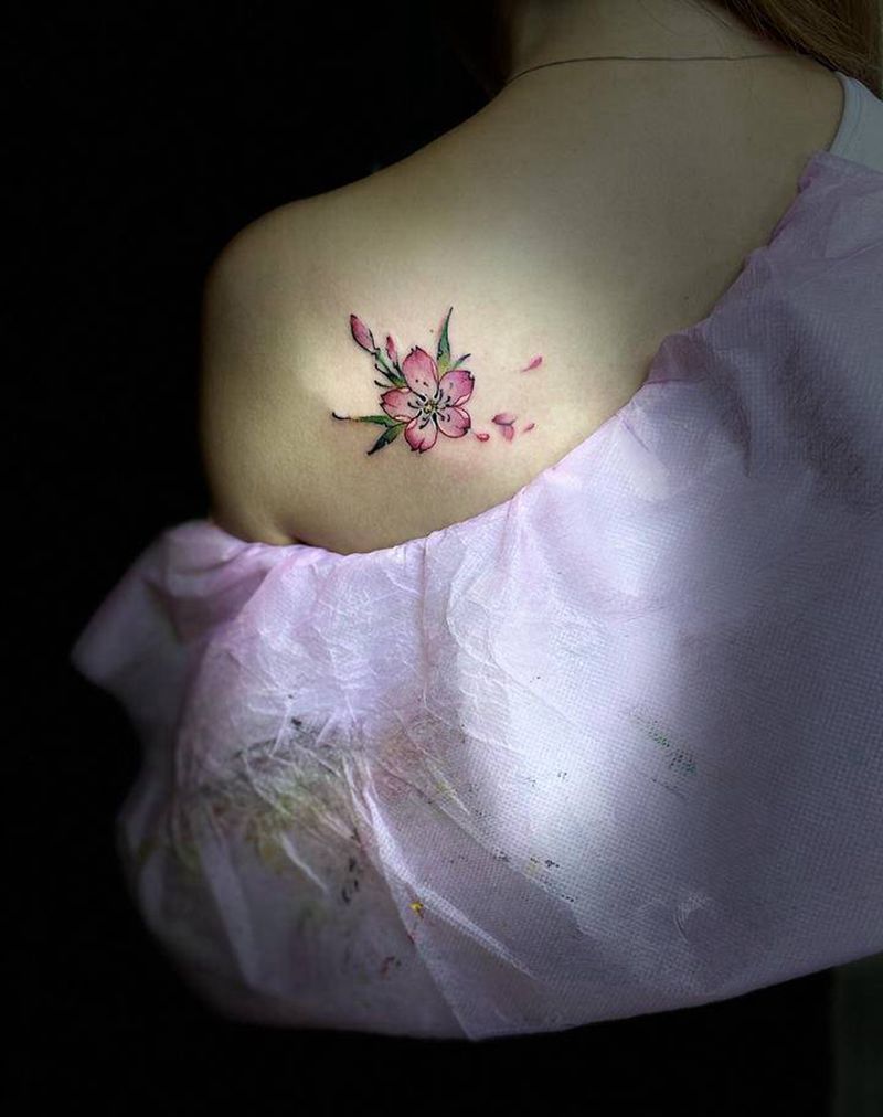 花纹身图片_肩部水彩纹身图案