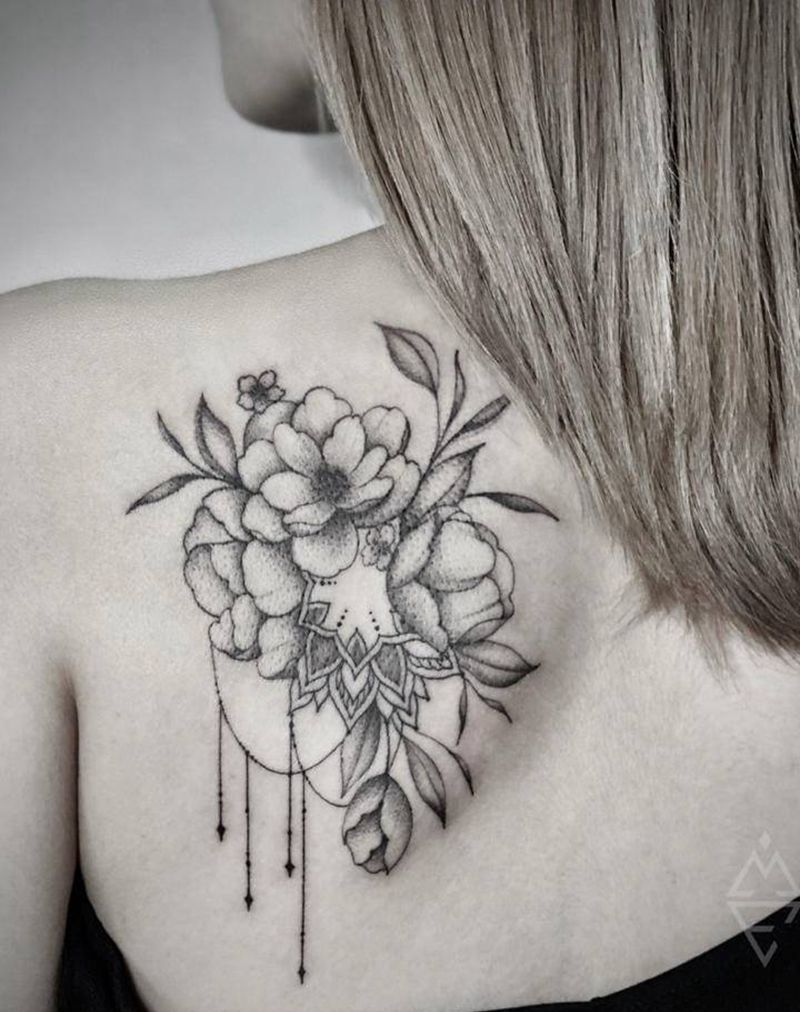 小花纹身图片_背部纹身图案