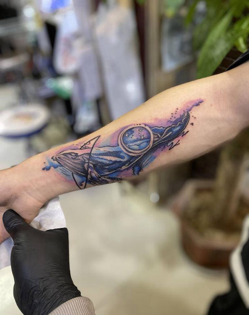 鲸落纹身图片_手臂水彩纹身图案