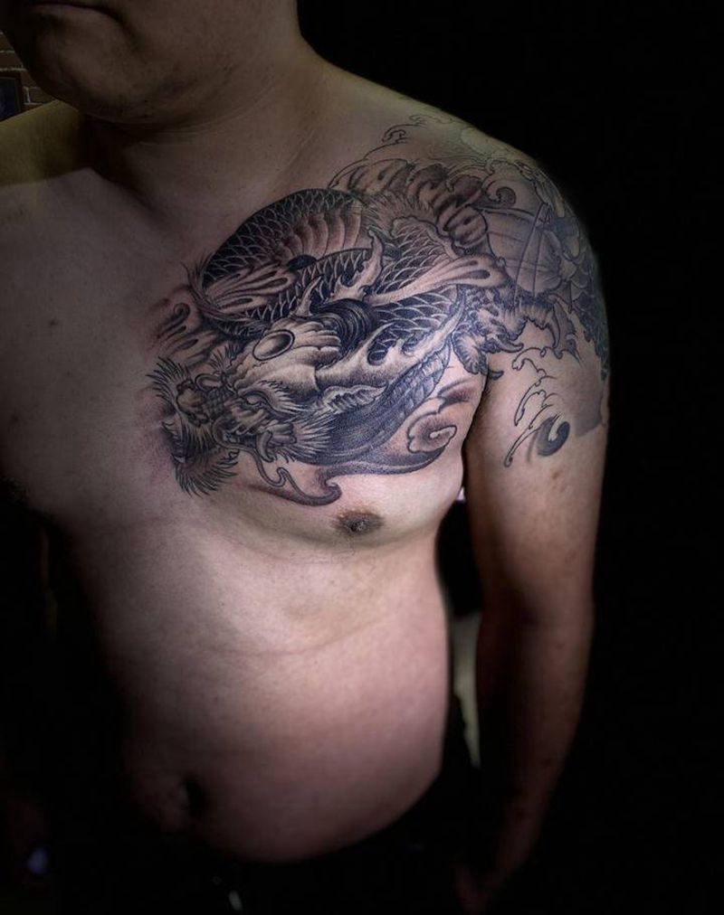 龙鱼半胛遮盖纹身图片_胸部手臂新传统纹身图案