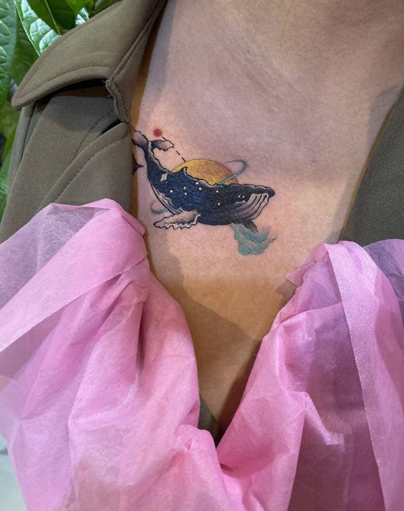 鲸鱼纹身图片_胸部水墨点刺纹身图案