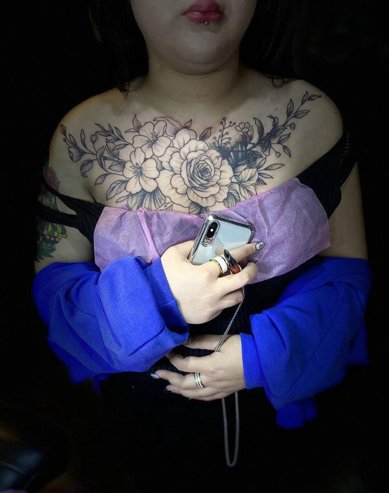 素花纹身图片_胸部点刺纹身图案