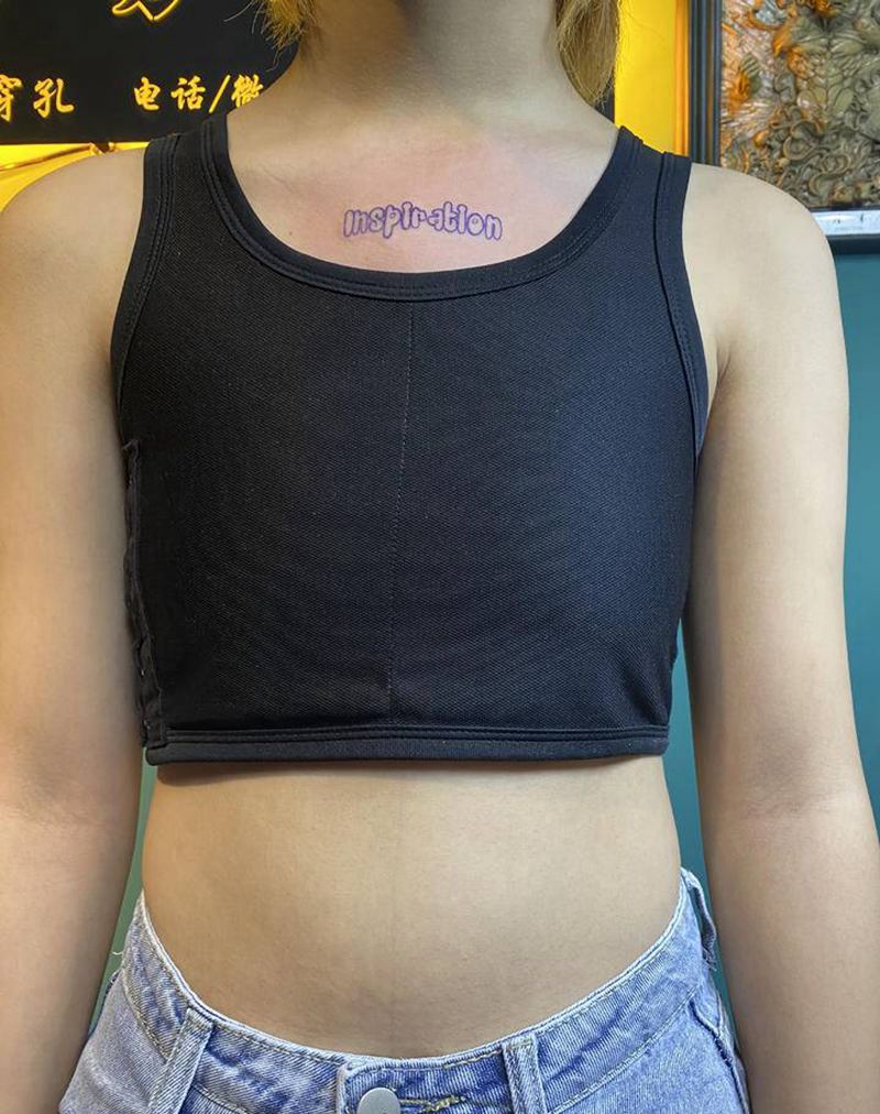 美女的紫色英文纹身图片_胸部花体字纹身图案