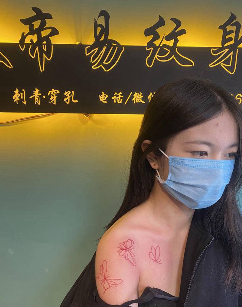 线条蝴蝶纹身图片_胸部点刺纹身图案