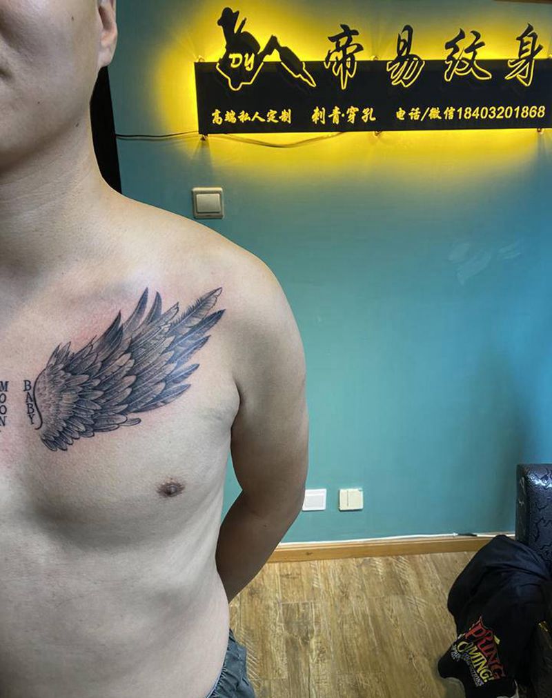 翅膀纹身图片_胸部点刺纹身图案
