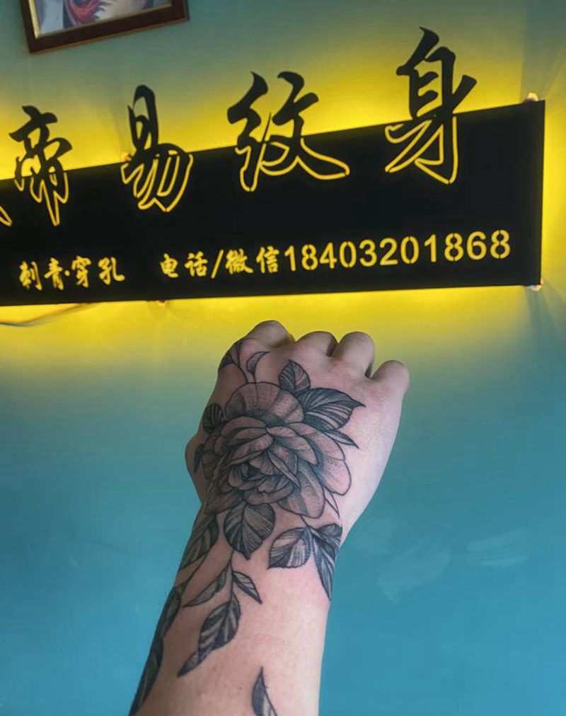 素华手纹身图片_手部点刺纹身图案