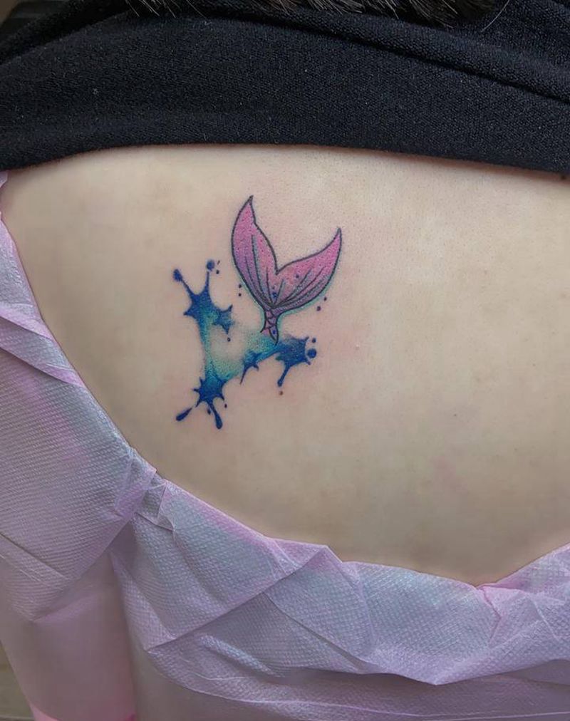 鲸鱼尾纹身图片_背部水彩纹身图案