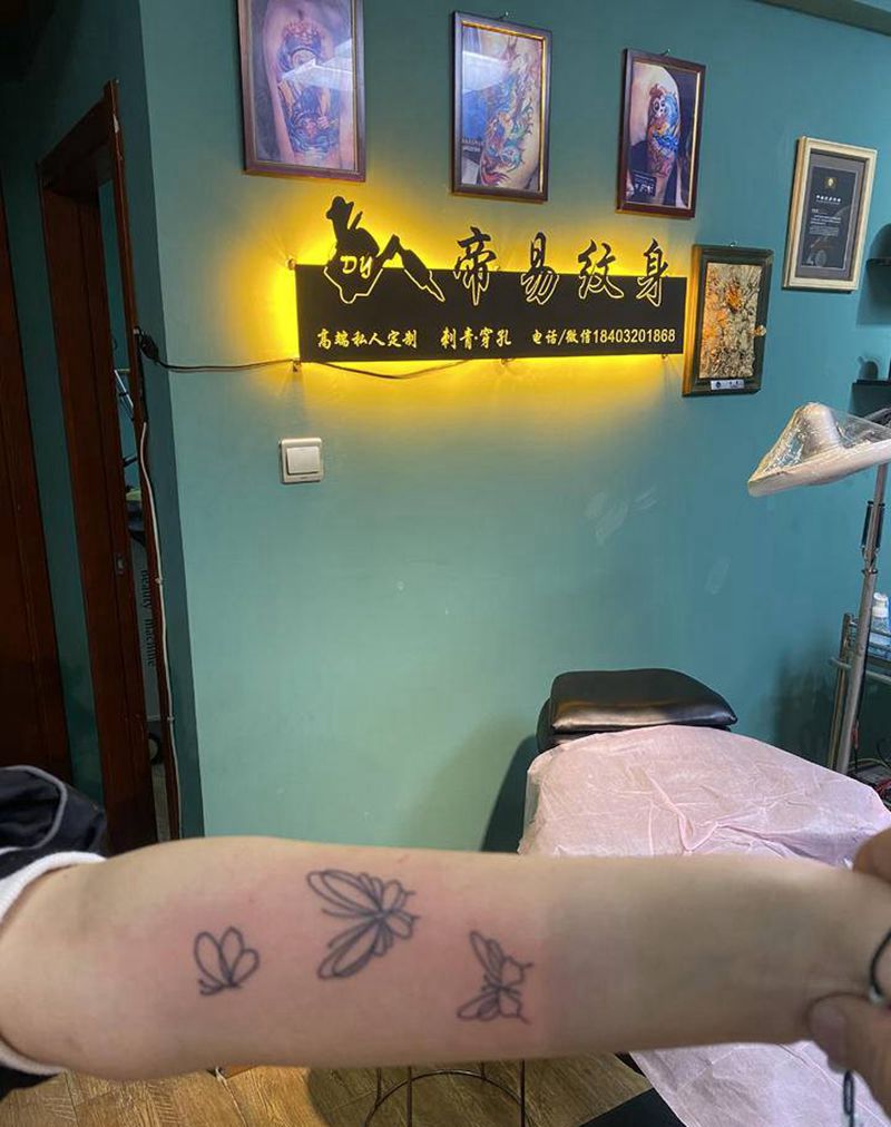 蝴蝶线条纹身图片_手臂点刺纹身图案