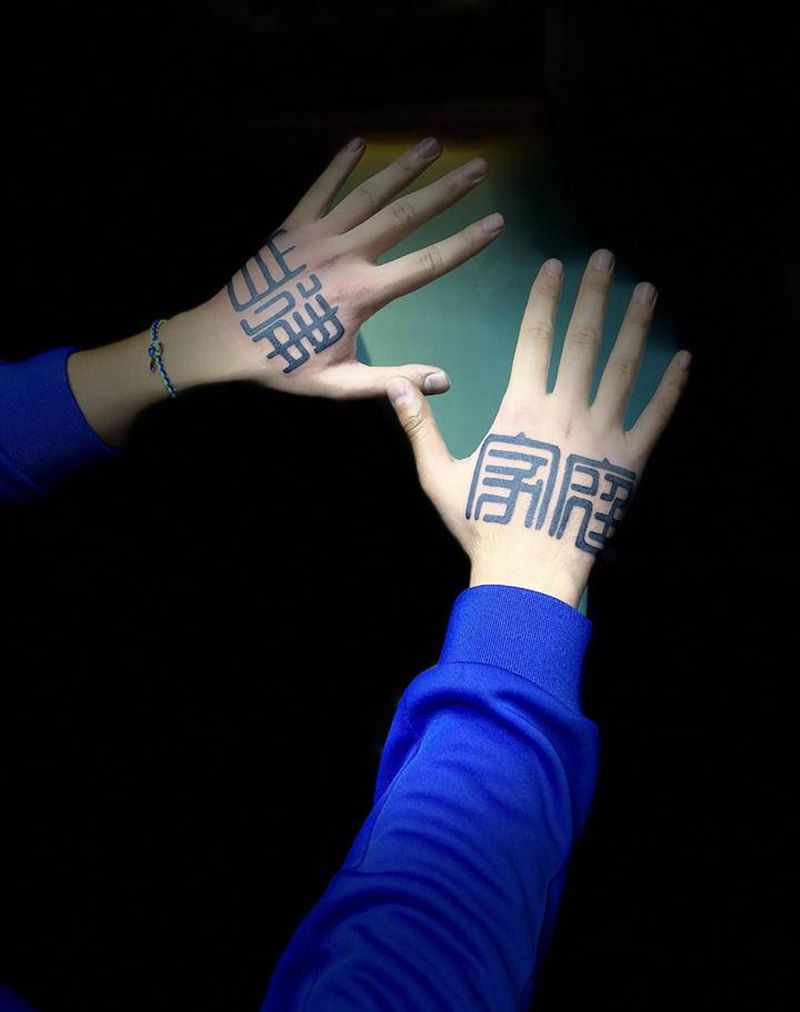 传统文字纹身图片_手部花体字纹身图案