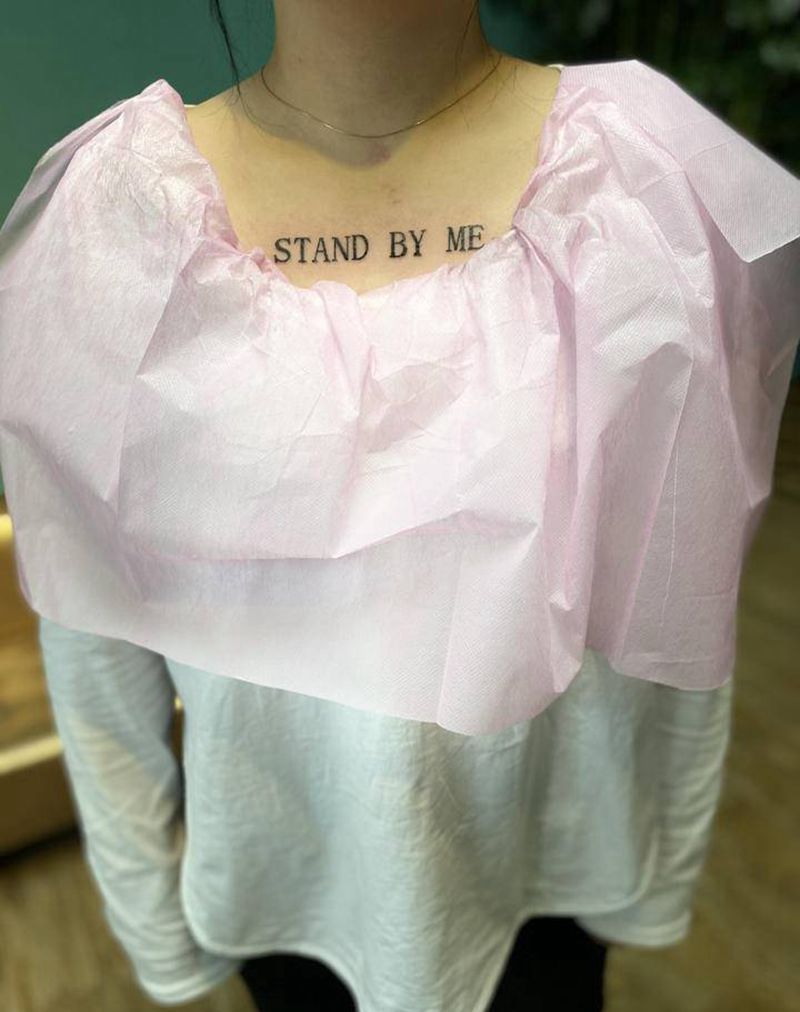 胸口字母纹身图片_胸部花体字纹身图案