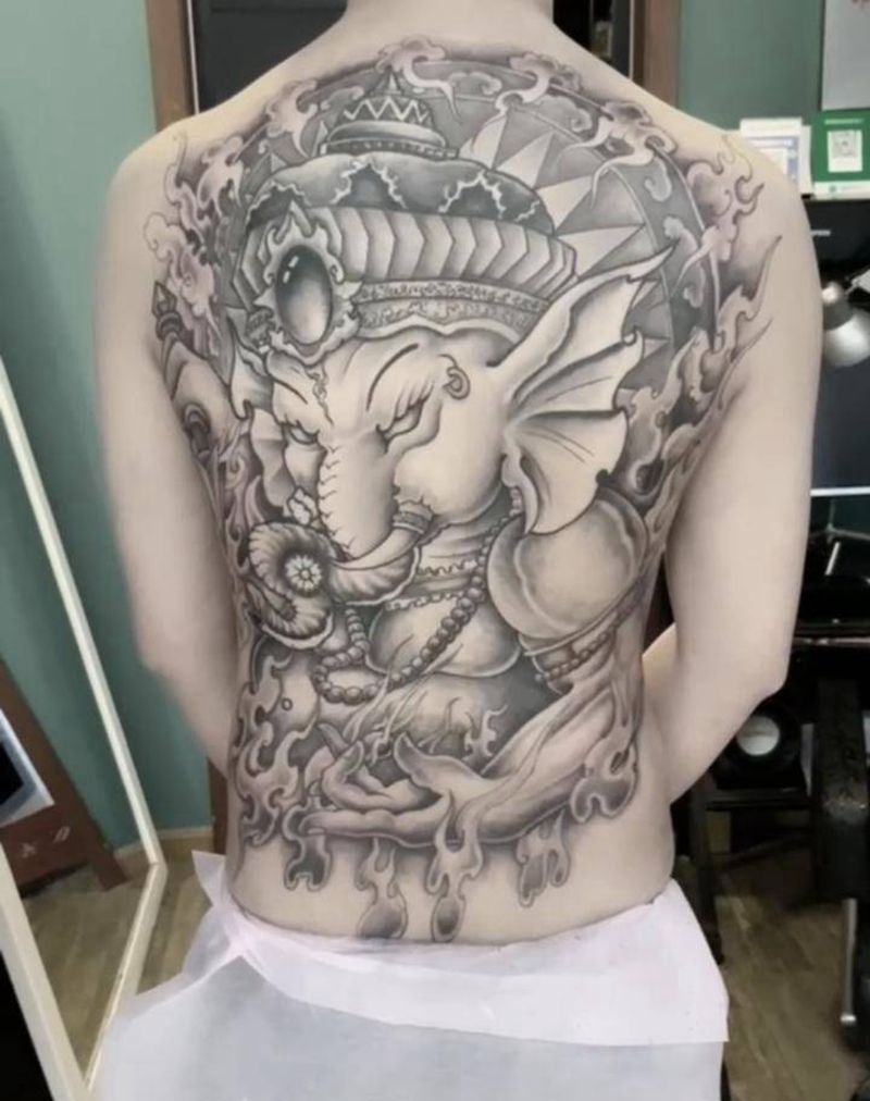 满背象神纹身图片_背部新传统纹身图案