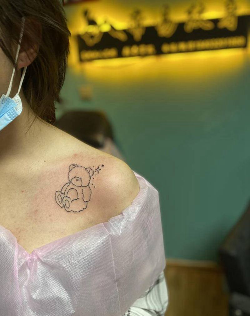 线条纹身图片_胸部点刺纹身图案