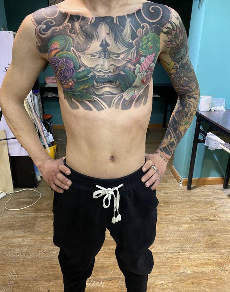 花胸纹身图片_胸部新传统纹身图案