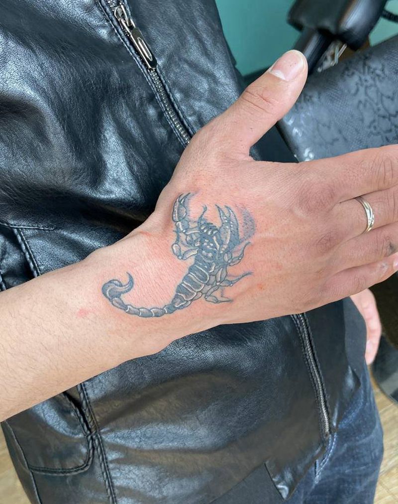 蝎子纹身图片_手部New School欧美写实纹身图案