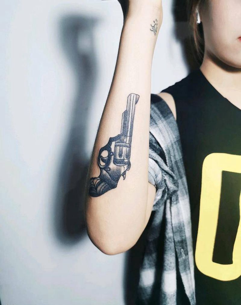 school左轮手枪纹身图片_手臂Old School纹身图案