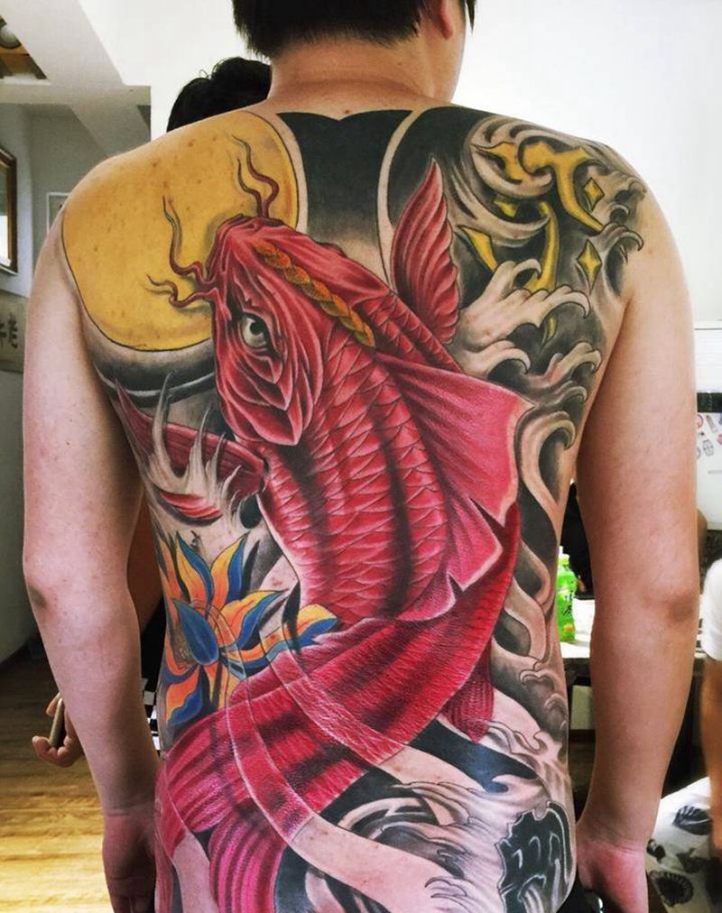 大鱼纹身图片_背部纹身图案