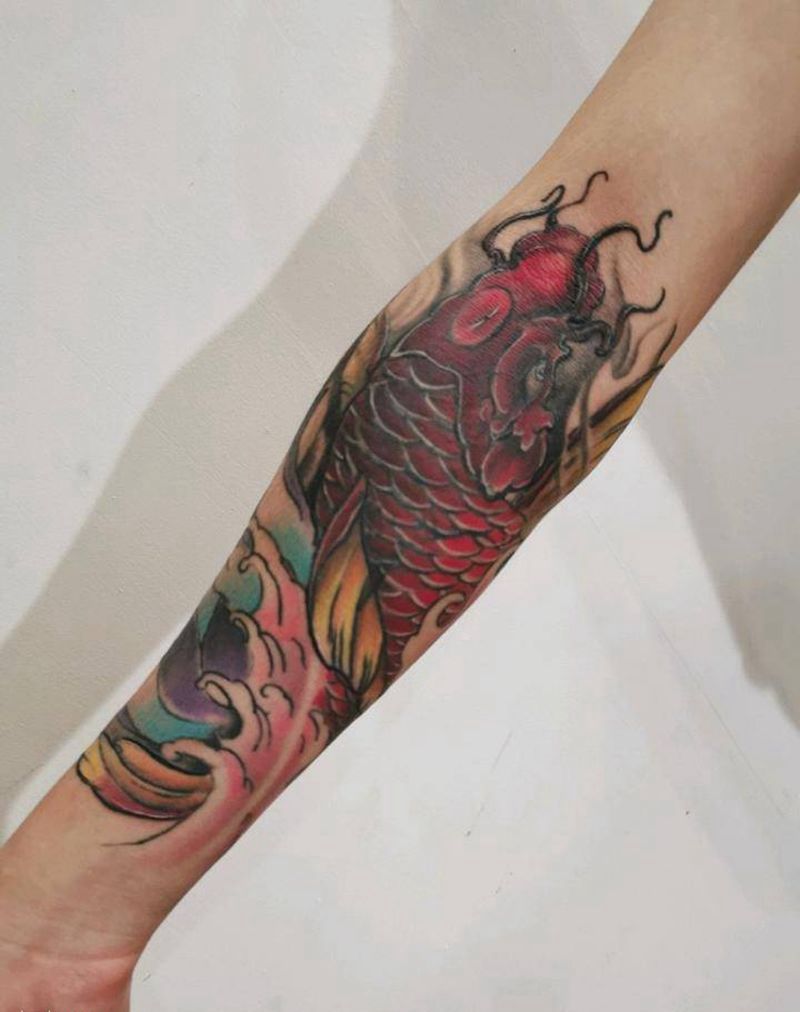 招财鱼遮盖纹身图片_手臂新传统老传统纹身图案