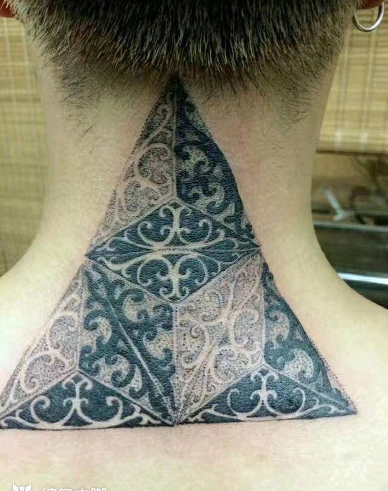 颈背部纹身图片