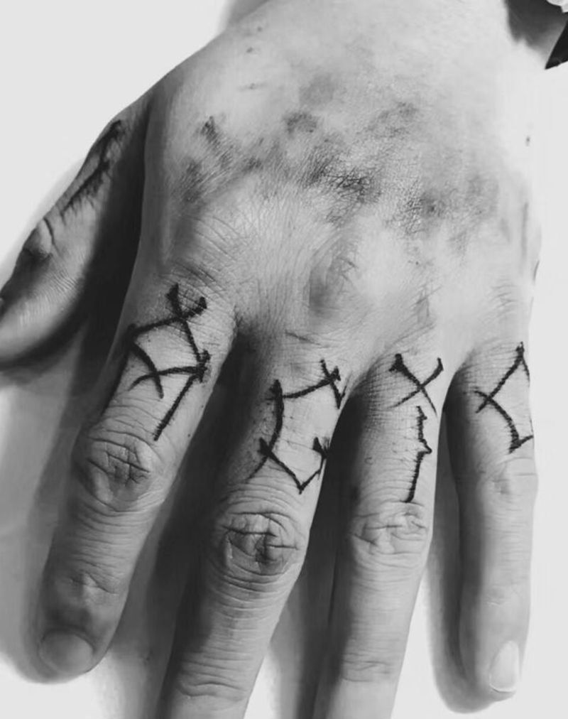 花体字设计纹身图片_手部花体字纹身图案