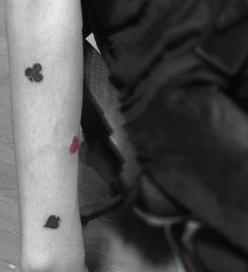 黑红梅方纹身图片