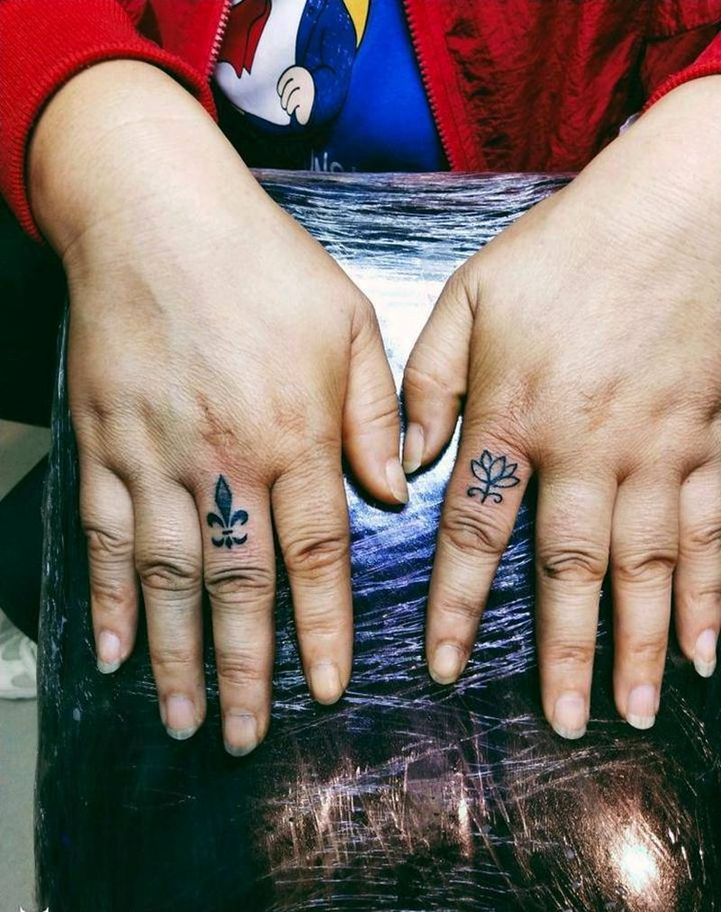 手指纹身图片_手部点刺几何纹身图案