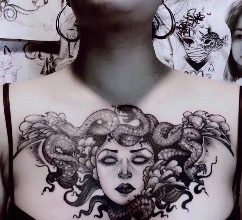 美杜莎纹身图片_胸部纹身图案