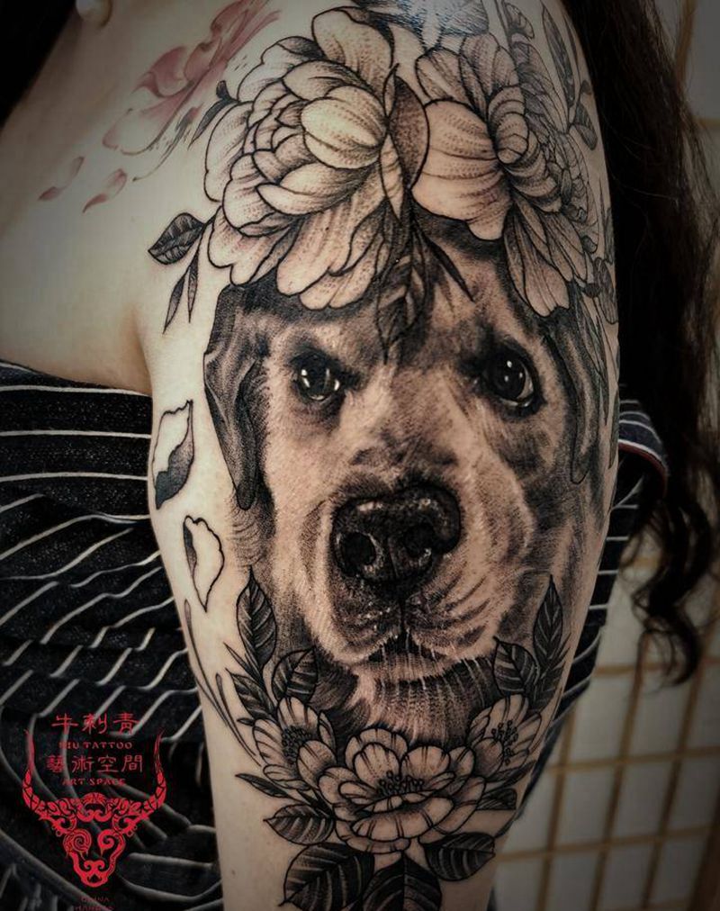 素花与狗子纹身图片_手臂欧美写实纹身图案