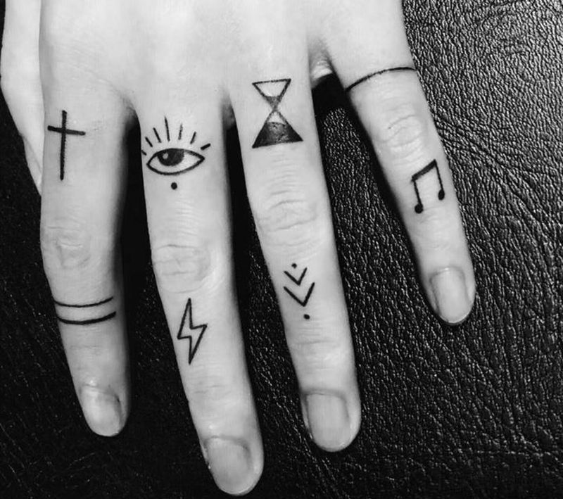 手指小图纹身图片_手部几何纹身图案