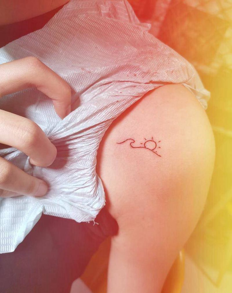 抖动的太阳纹身图片_肩部纹身图案