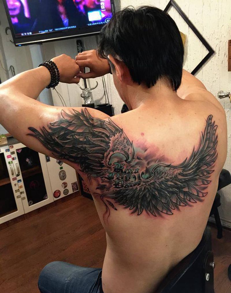 守护家庭的翅膀纹身图片