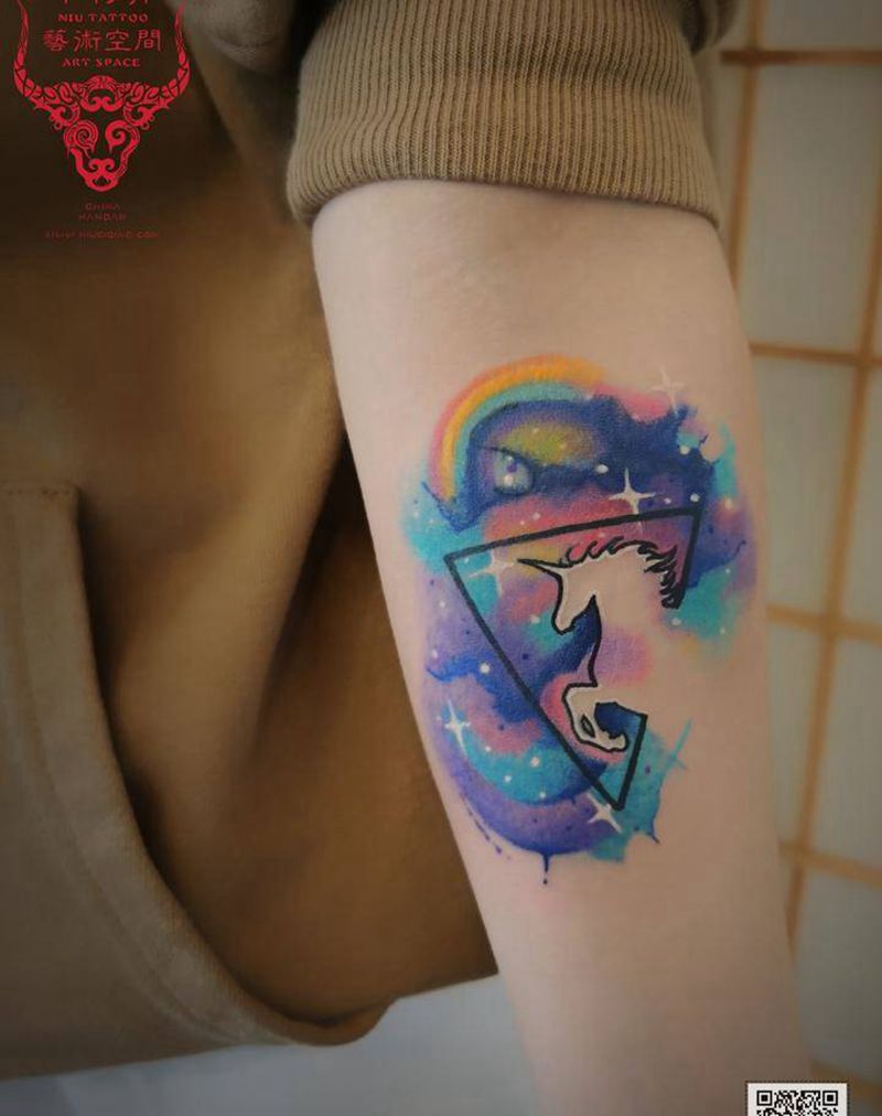 独角兽纹身图片_手臂水彩纹身图案