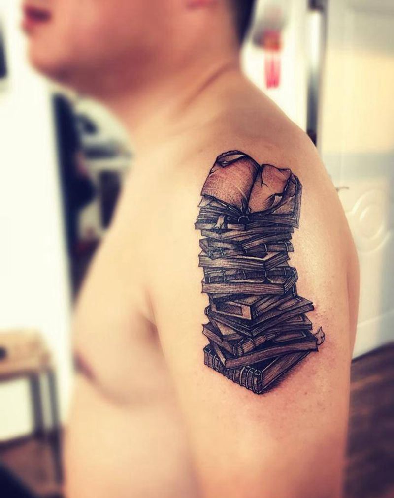 一摞子书纹身图片
