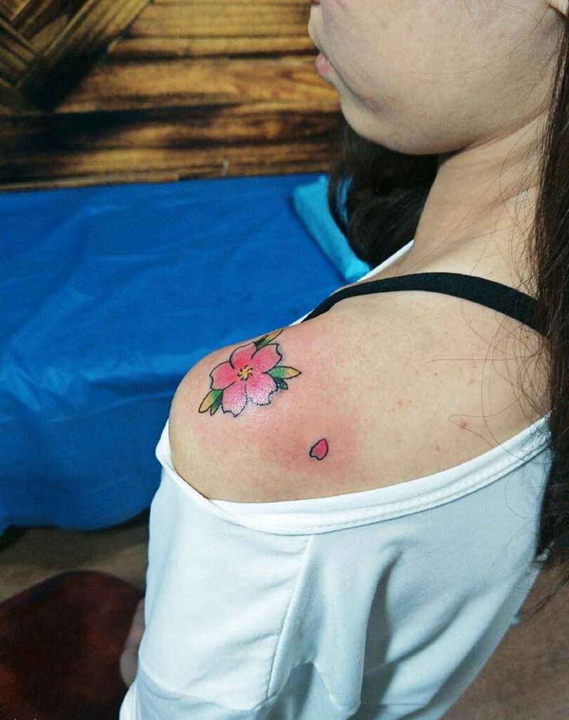 遮盖胎记纹身图片_肩部樱花纹身图案