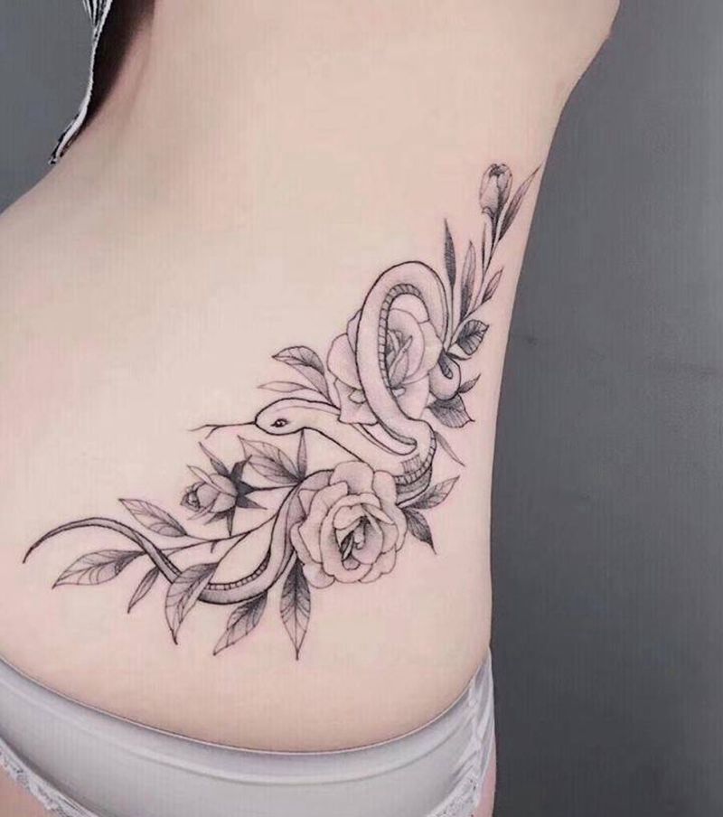 花与蛇纹身图片_臀部纹身图案