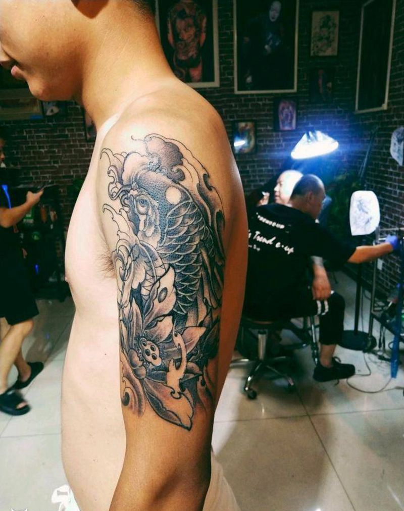 招财鲤鱼纹身图片_手臂新传统纹身图案