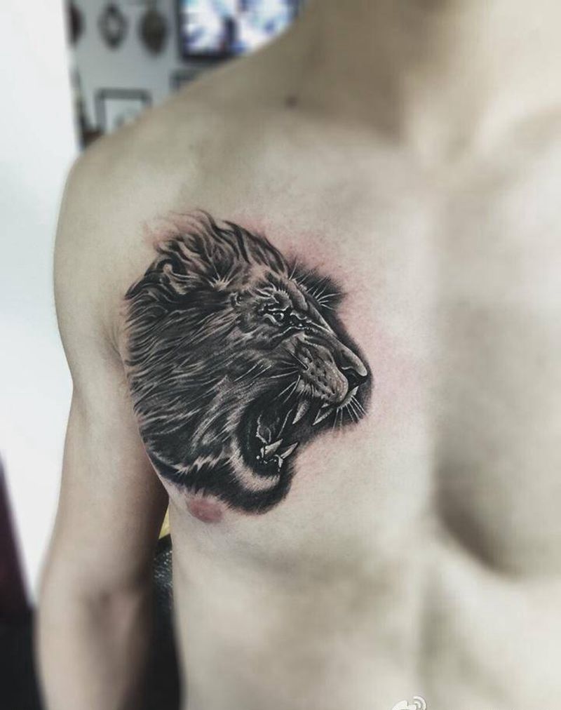 狮子纹身图片_胸部写实动物纹身图案