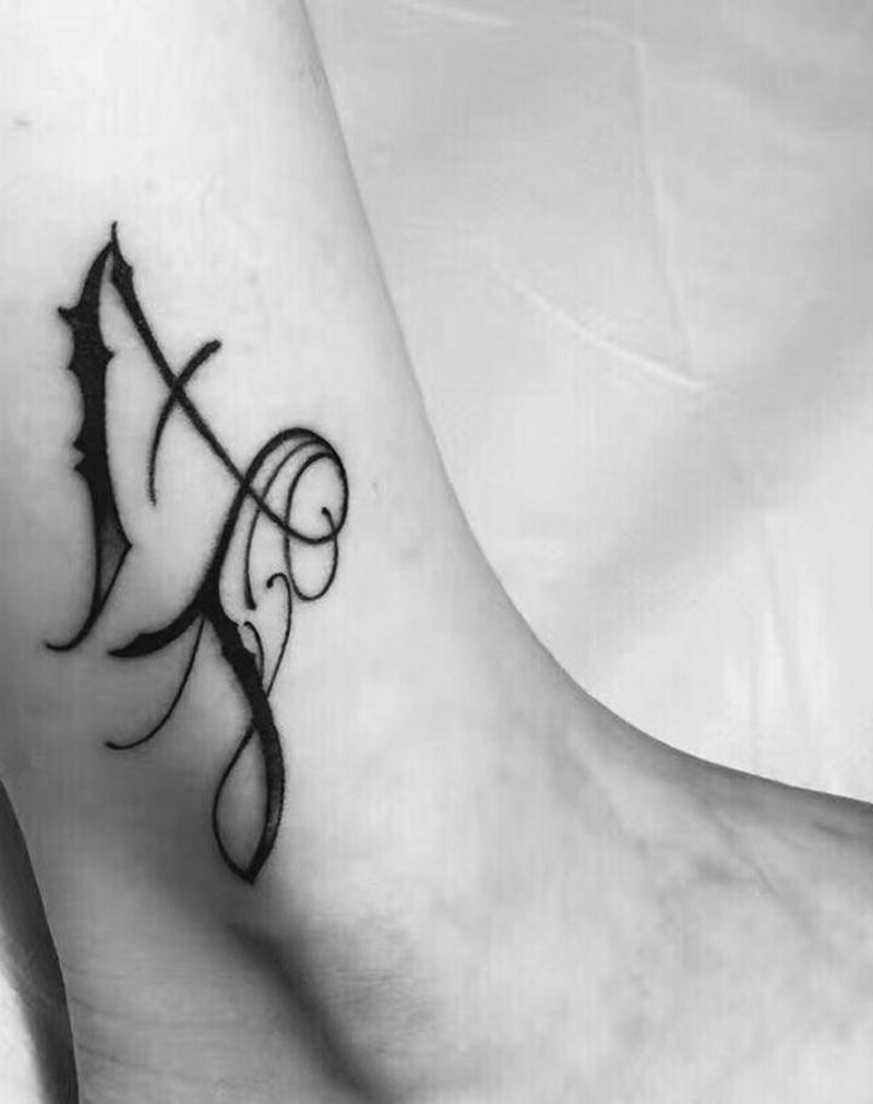 花体字纹身图片_脚部花体字纹身图案