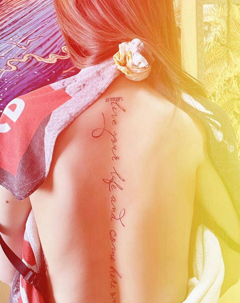 满背②纹身图片_背部花体字纹身图案